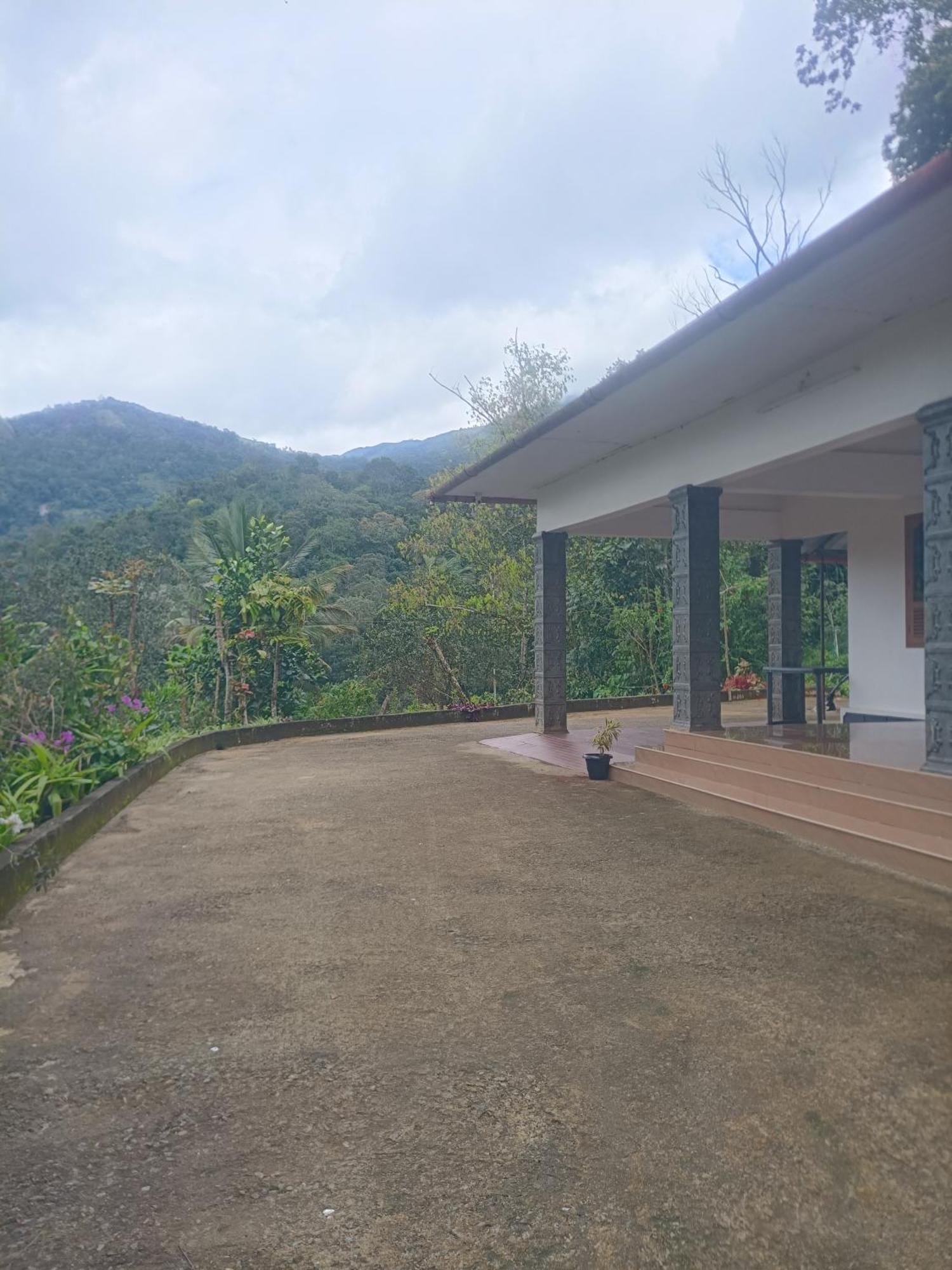 Anivilla Holiday Home Kunjithanny Anachal Esterno foto