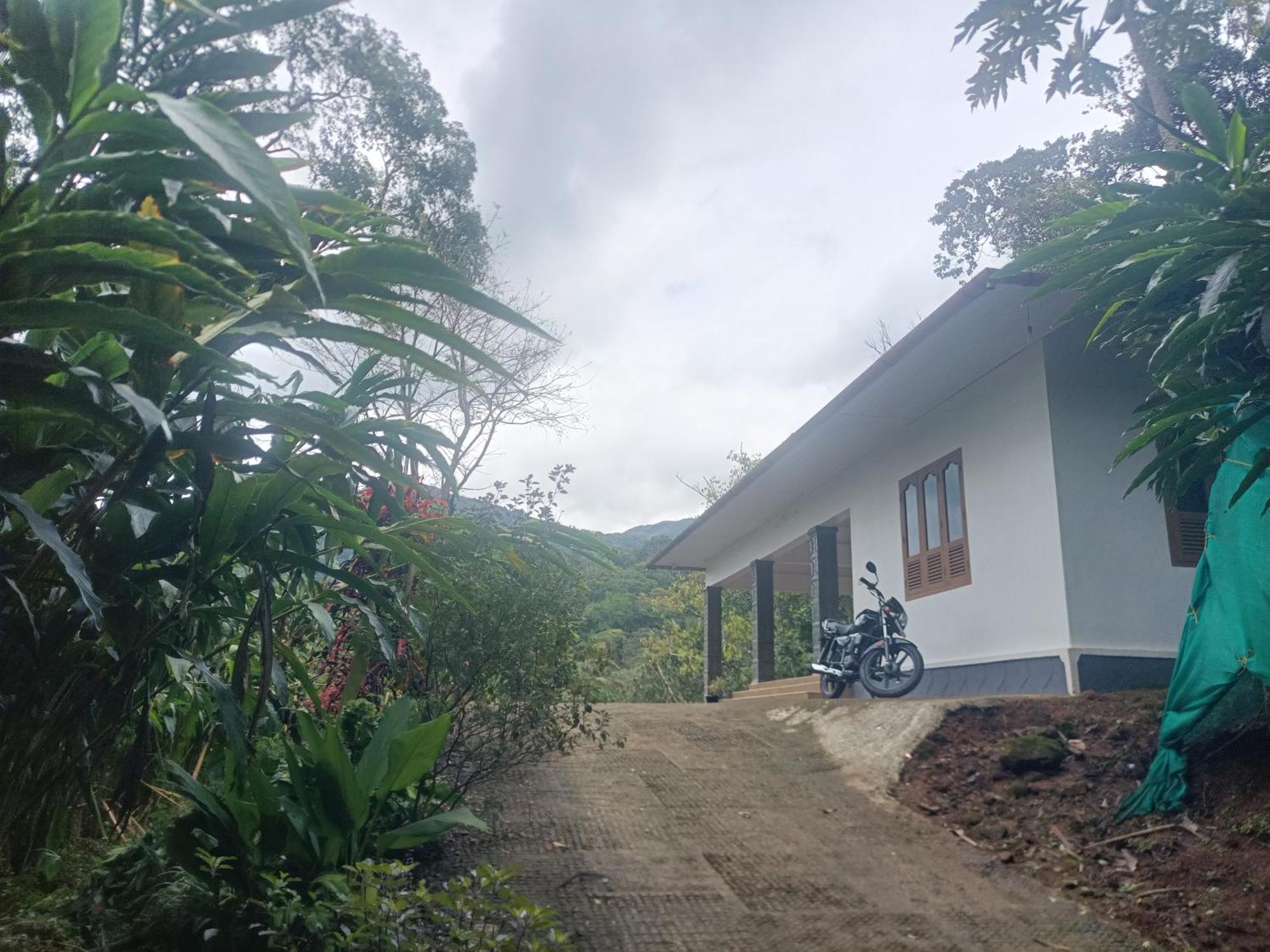Anivilla Holiday Home Kunjithanny Anachal Esterno foto
